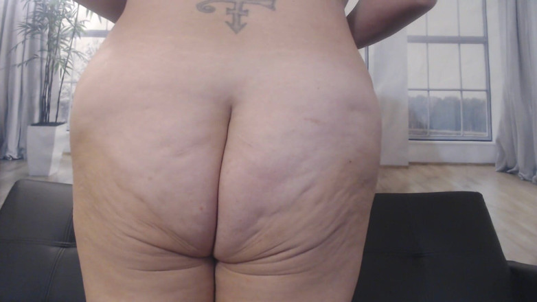 Abby Anna: Closeup jiggly bounce ass cheeks