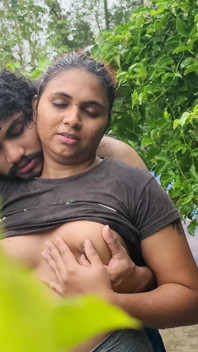 En la terraza, romance con lluvia, chupar tetas y prensar las tetas