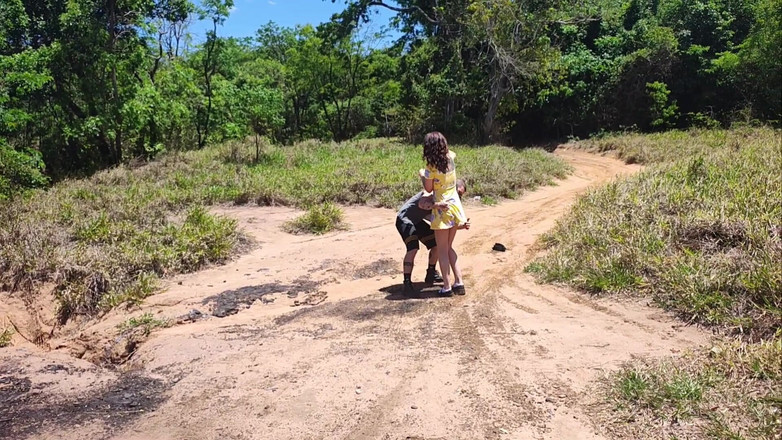 Carmona's films: カップルがハロウィンにキャンプに行き、妻はモンスターに犯されてしまう