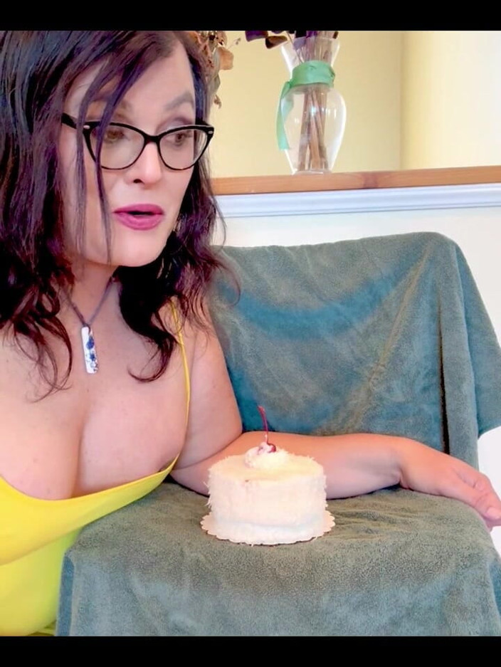 Christi Cream Cake: Christi sahne-kuchen sitzt auf ihrem geburtstagskuchen!