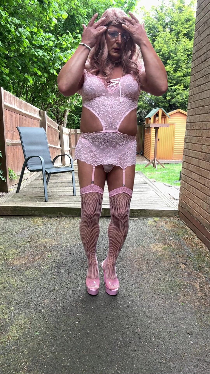 Kellycd2022: Si seksi crossdresser kellycd2022 dengan stoking pink dengan lingerie pink...