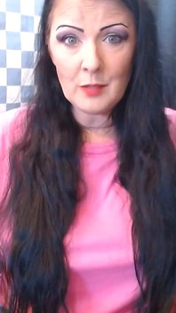 Orta yaşlı seksi kadın esniyor