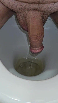 Bărbat care se în toaletă
