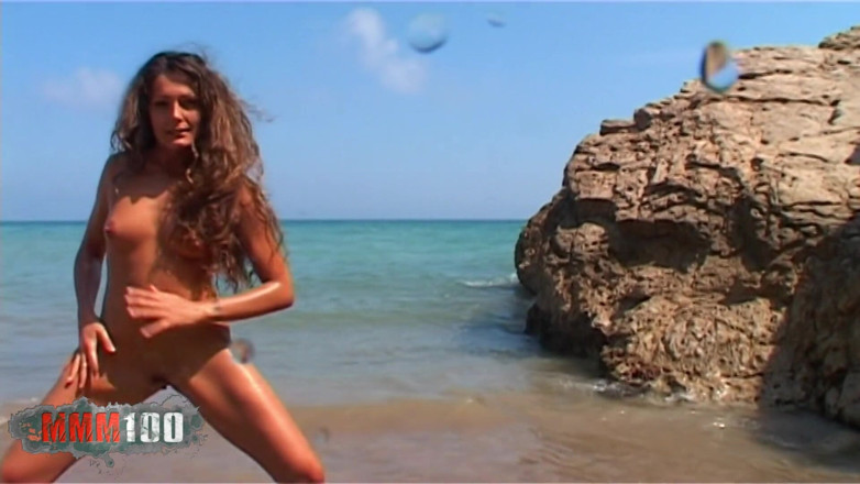 MMM100 Solo: Vayana la sexy mora vayana si spoglia in spiaggia