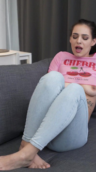 Jeans desesperadamente mojados delante del baño ocupado