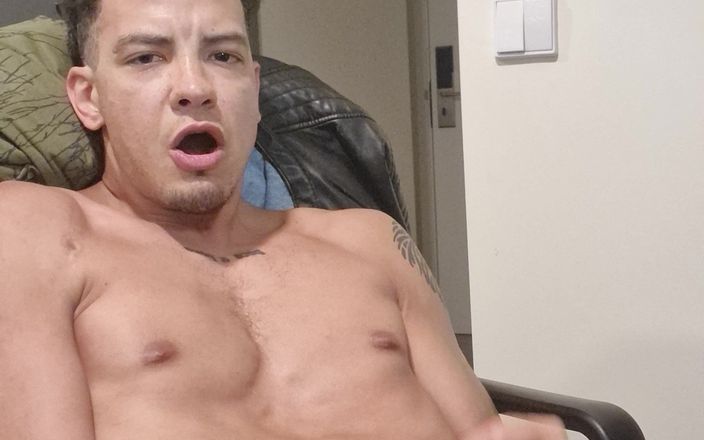 Fitguywithbigdick: 큰 자지를 빨고 따먹히는 18세 의대생