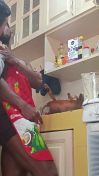 Bodybuilder, in Der Küche Gegessen - Muss Sein Eigenes Sperma Essen