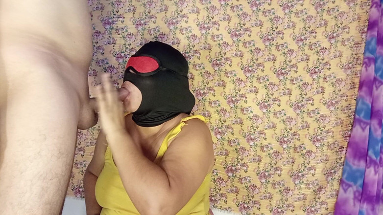 Bondage homemade mature: Krzywego dojrzałe Desi z zasłoniętymi oczami ssie kutasa ciężko, a...