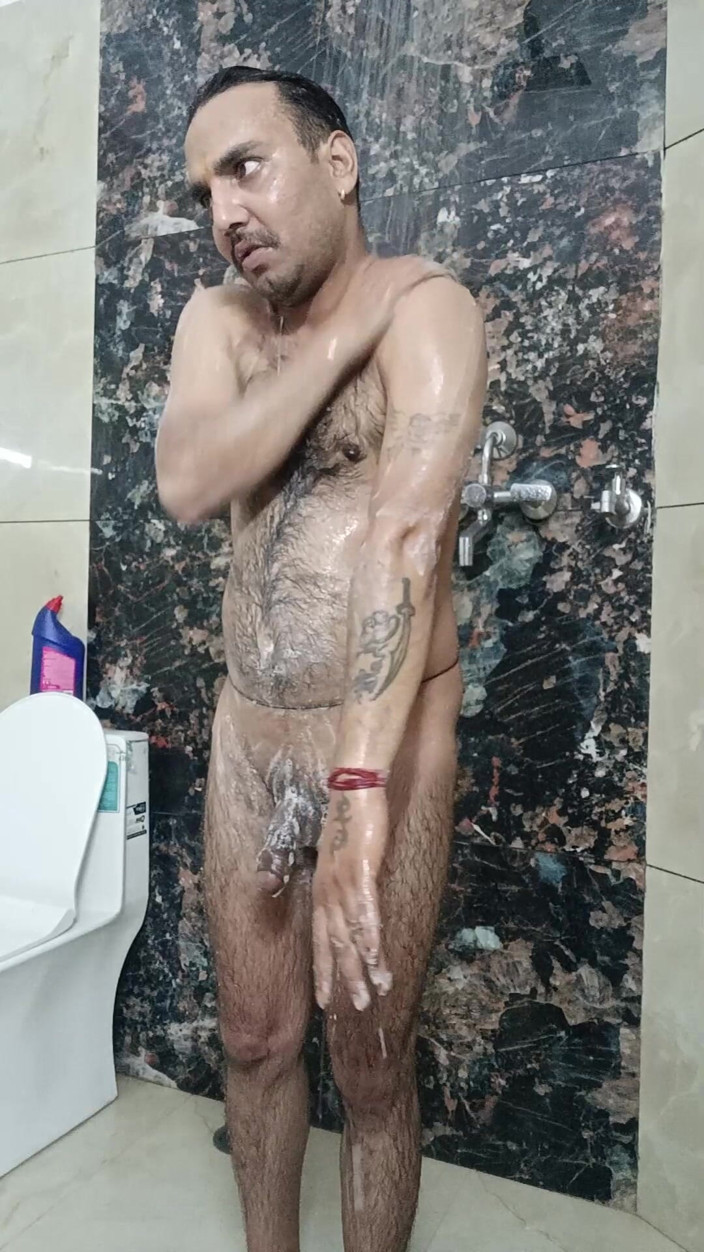 Rajasthani-old-lover: Hintli desi adam duş alıyor ve emiyor