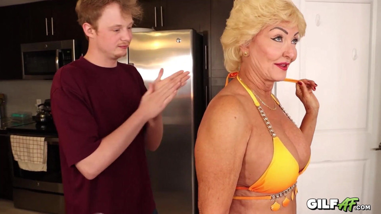 Gilf AF: Greasing up oma: Fick-Fantasie!