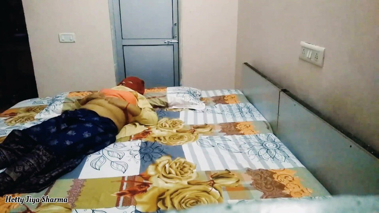 Desi Club House: Indická Desi Erotická Bhabhi Sucharita šuká v džungli Otevřená venku