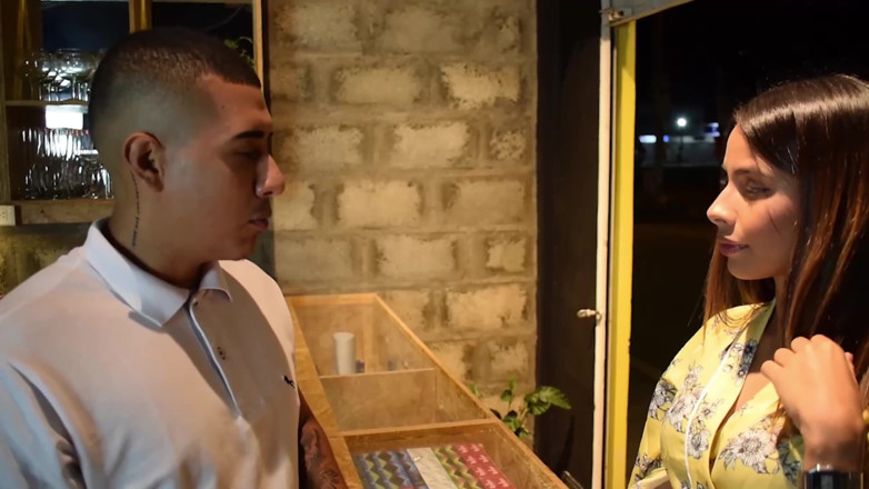 Aishadanver: Aisha faz um boquete de joelhos para um barman enquanto...