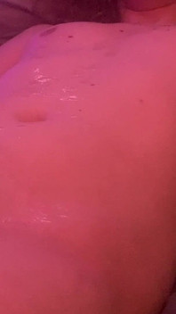 Náctiletý chlapec si honí a stříká naloží před spaním