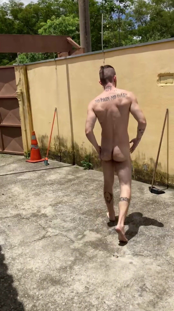 carmonaoficial: Fui a limpiar el patio, me puse cachonda, me masturbé...