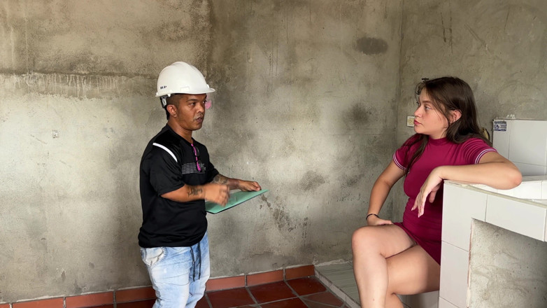 Julianaburning: Micul inginer se fute cu o fată însărcinată în schimbul unei inspecții...
