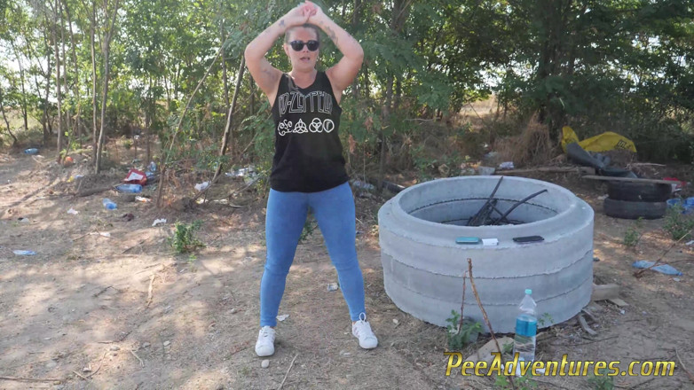 Pee Adventures: Fa pipì nei suoi jeans mentre si esercita all'aperto