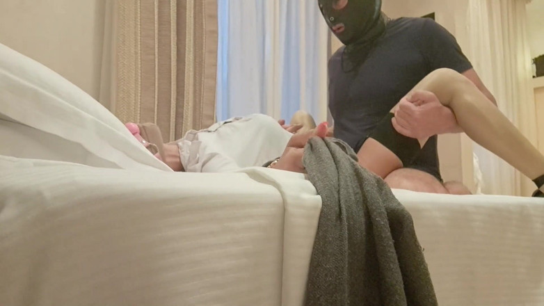 LauraOnHeels: MILF çorap ve topuklu ayakkabı ile yatağa bağlı sert becerdin