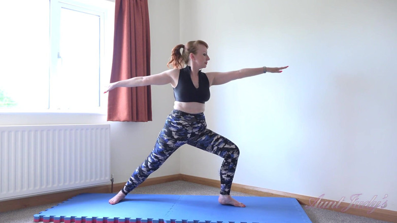 Aunt Judy's: Ajudys - bombshell matang bertetek besar Mrs. Red - Senaman Yoga panas