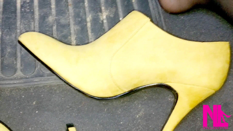 Nyllady: Revving in gelben stiefeln und schwarzer strumpfhose