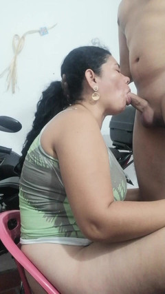 Valkyrie and Luigy Couple: Bayan derin gırtlak yeşil bluzla emiyor