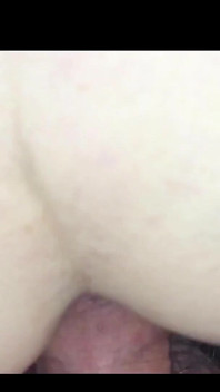 Son beau-fils lui lèche le trou du cul et le remplit de son sperme !