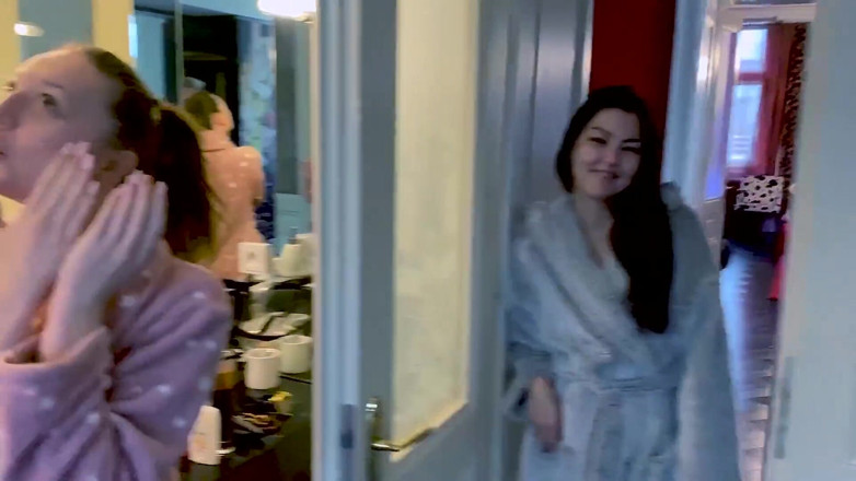 Lutros World: Dua remaja amatur memberikan handjob yang menakjubkan blowjob pancutan muka...