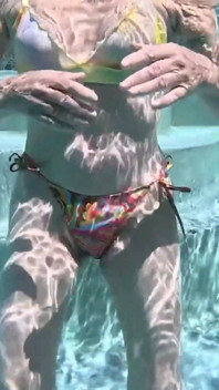 Fotografii cu piscină peste/subacvatice și un duș lung, cu încetinitorul în aer liber