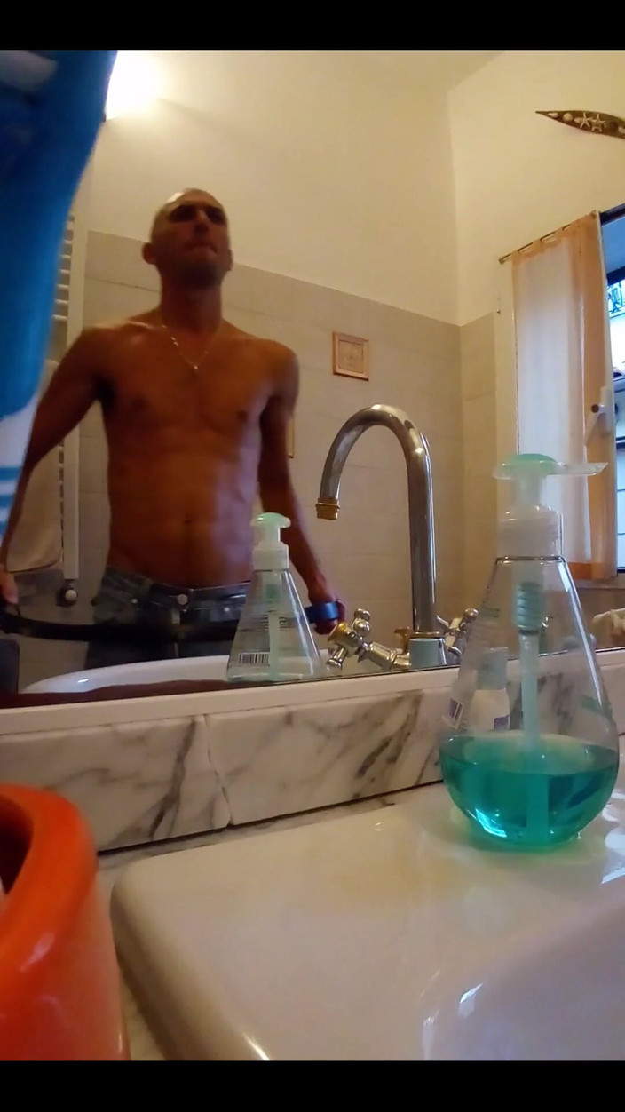 Boy jerking off: Besöker badrum