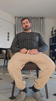 Padrastro masturbándose con gran polla