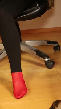 Peeptoe honění v červených punčochách a černých legínách
