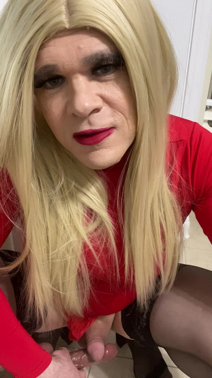 MadisonCD2025: Geiler transvestiert squirtet auf einen dildo ohne hände und lutscht...