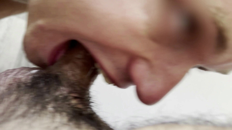 Throateman: Bolle di sperma. Pompino molto sciattoso con sborrata calda in...