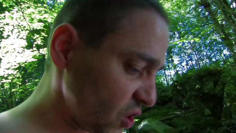 Hand Lotion Studios: Неслухняна дівчина з чудовим тілом трахається втрьох у лісі