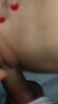 Milf culona pone 4 en el sofá y la llena de leche