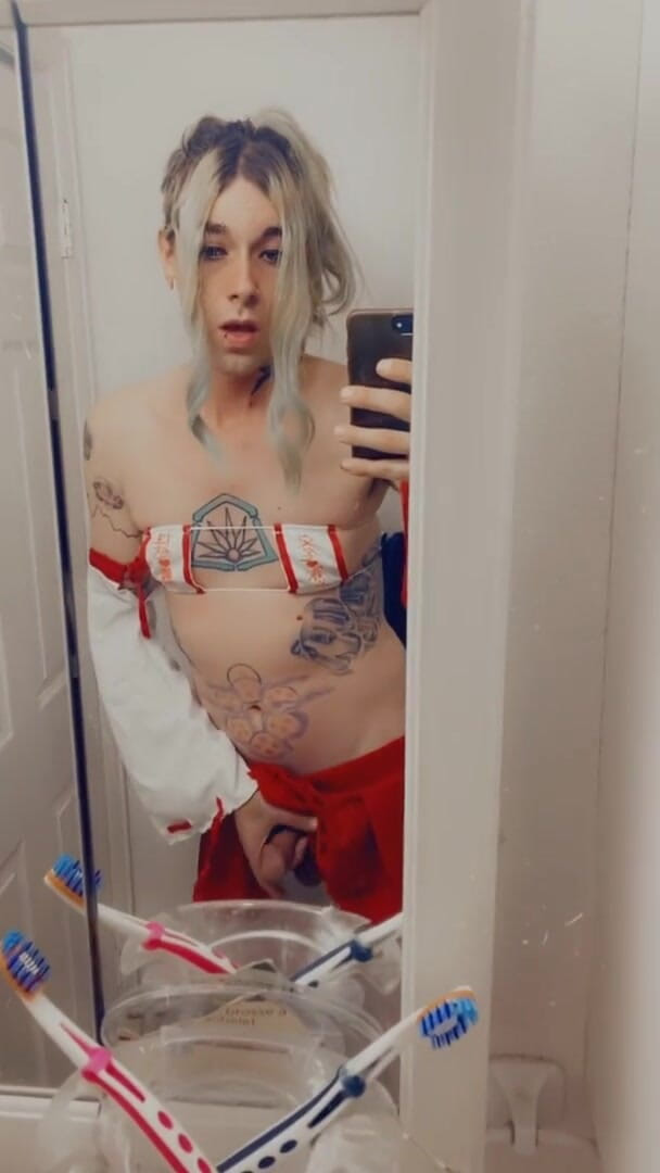 CarmenMelatonin: Sexy cosplay babe loves sex