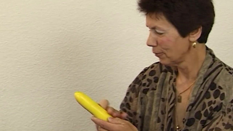 VintageXMovies: Kåt mormor fingrade och knullade till explosiv orgasm