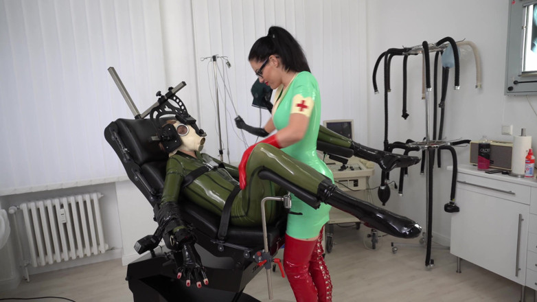 Rubber pervs: 2 latex-domina geben der schlampe eine ärztliche untersuchung