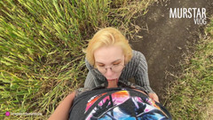 Toma Mur: Sexy blondýna kouří Dico venku a je ošukána