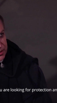 Zacięta wróżka - słodka wróżka lasu zostaje sprowadzona do przesłuchania jako czarownica