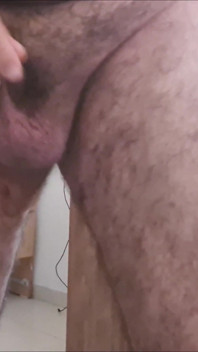 Nue à la maison. Je regarde dehors, je m’exsémit. Que reste-t-il à ce papa à faire ?