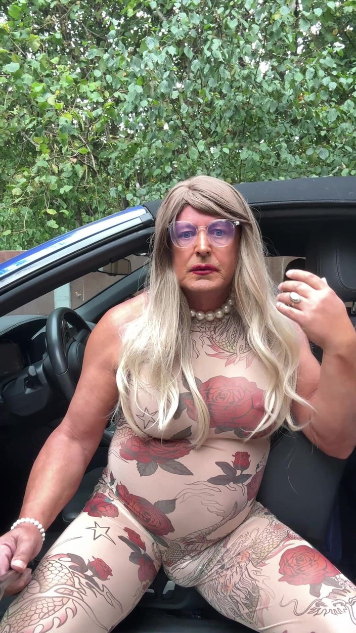 Kellycd2022: 穿着性感花朵的性感 Crossdresser Kellycd2022 透明连衣裤和高跟鞋