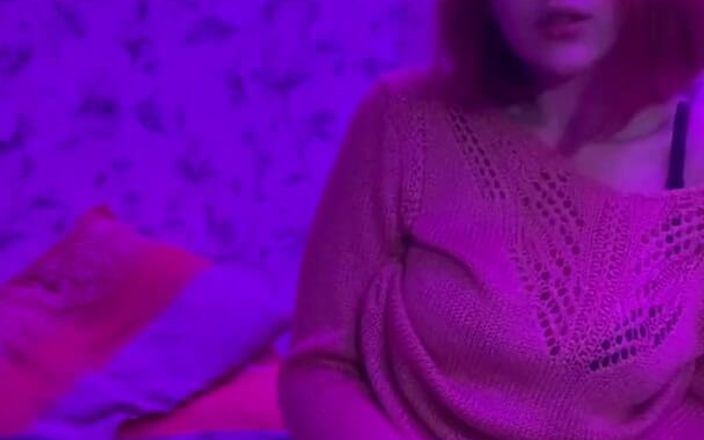 WhoreHouse: Roodharige teef in een trui brengt zichzelf tot een orgasme