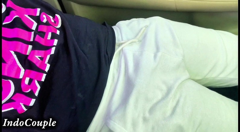 Indo Couple: Горячая и сексуальная студентка в хиджабе пригласила его из университета Джакарты. Она играла с моим членом рядом с машиной