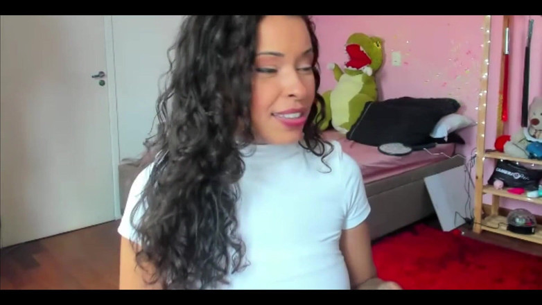 Espuleta Maia: Morena caliente sacudiendo su culo con el coño fuera