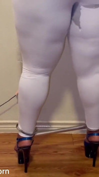 Mani e gambe ammanettate che piscio nei pantaloni