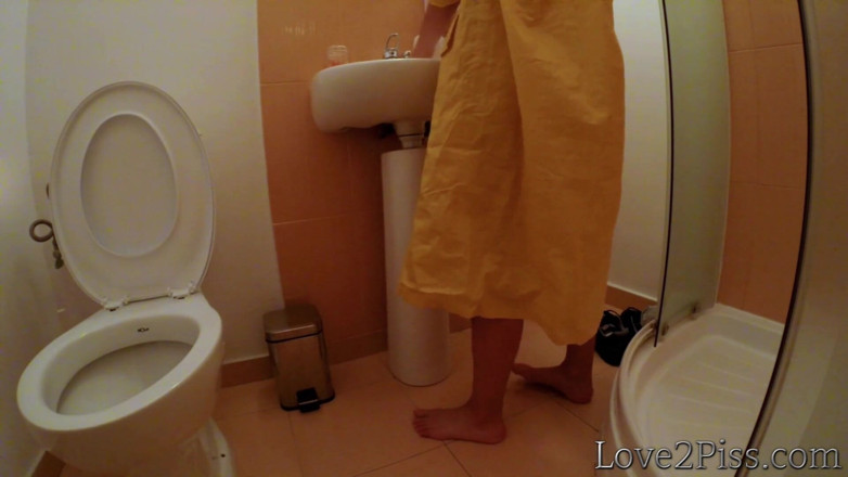 Love 2 Piss: Peeing in a jar
