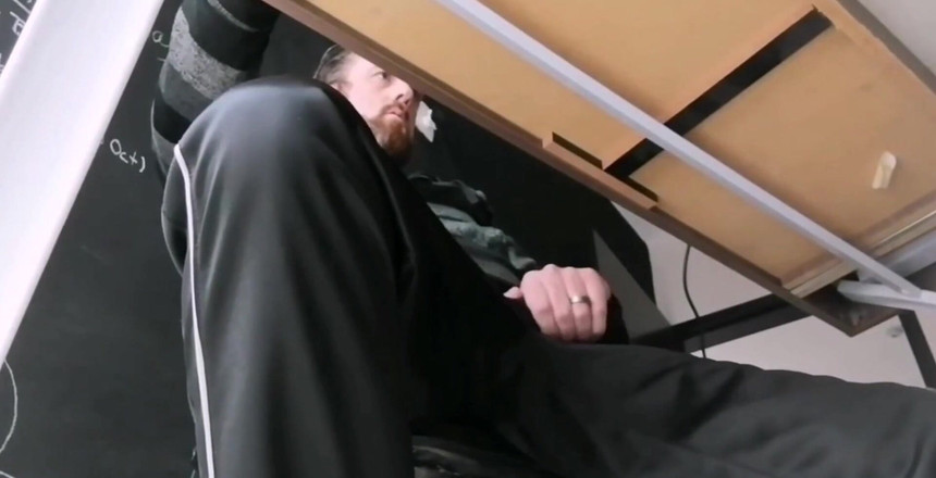 Dirty Talking Guy: Špinavá učitelka pod zábavou na stole