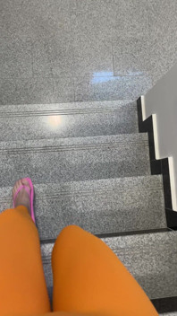 Saya suka berjalan dengan sandal jepit merah muda