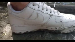 Jon Arteen: 乔恩·阿蒂恩在泥潭里玩他的新运动鞋耐克空军一对一无袜 ...