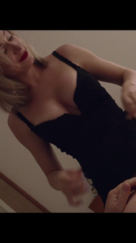 854 La puissance de son décolleté luxuriant